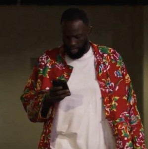 星空娱乐下载-湾区雨姐，追梦格林身着中国东北大花袄进入球馆